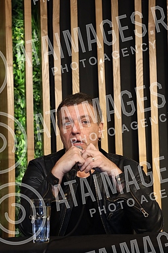 A press conference on the occasion of the Van Gogh group concert in the Kombank Hall was held at the Club Lisbon, and those present were able to see the premiere of the video for the song 