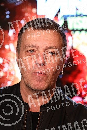 A press conference on the occasion of the Van Gogh group concert in the Kombank Hall was held at the Club Lisbon, and those present were able to see the premiere of the video for the song 