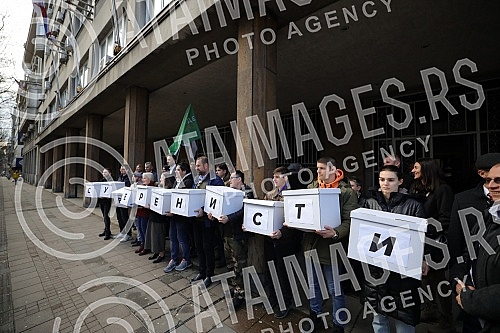 Coalition Sovereignists - Sasa Radulovic, Milan Stamatovic, Jovana Stojkovic submitted the list for the parliamentary elections to the Republic Election Commission.Koalicija Suverenisti - Sasa Radulovic, Milan Stamatovic, Jovana Stojkovic predala j