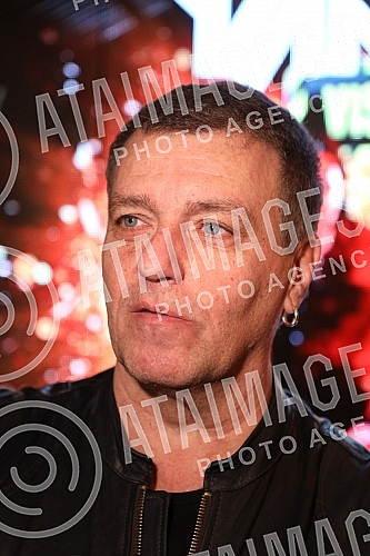 A press conference on the occasion of the Van Gogh group concert in the Kombank Hall was held at the Club Lisbon, and those present were able to see the premiere of the video for the song 