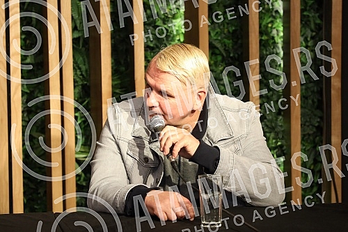 A press conference on the occasion of the Van Gogh group concert in the Kombank Hall was held at the Club Lisbon, and those present were able to see the premiere of the video for the song 