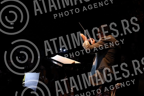 The project Opera on the water on the plateau behind the Geozavod was realized for the fourth time in the capital of Serbia, and the program included an all-evening performance of the opera Rigoletto, in which the main title role was played by the fa