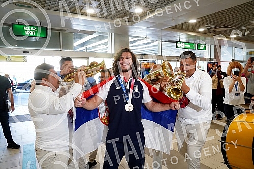 The representative of Serbia in wrestling, Zurab Datunashvili, the winner of the bronze Olympic medal at the Games in Tokyo, arrived in Serbia and on that occasion, a press conference was held at the Nikola Tesla Airport.Reprezentativac Srbije u rv
