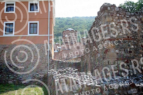 The Ravanica Monastery is located at the foot of the Kucajski Mountains, next to the village of Senje near Cuprija. Ravanica is the endowment of Prince Lazar, who died in the battle of Kosovo on Vidovdan, June 28, 1389.Manastir Ravanica nalazi se u