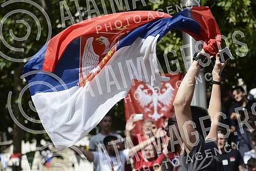 Serbian fans in downtown Belgrade watch soccer match between Costa Rica and Serbia at the World Cup in Russia.Srpski navijaci u centru Beograda gledaju fudbalsku utakmicu izmedju Kosta Rike i Srbije na Svetskom prvenstvu u Rusiji.