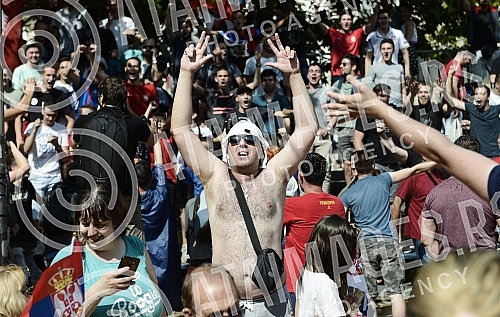 Serbian fans in downtown Belgrade watch soccer match between Costa Rica and Serbia at the World Cup in Russia.Srpski navijaci u centru Beograda gledaju fudbalsku utakmicu izmedju Kosta Rike i Srbije na Svetskom prvenstvu u Rusiji.
