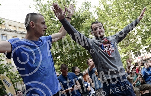 Serbian fans in downtown Belgrade watch soccer match between Costa Rica and Serbia at the World Cup in Russia.Srpski navijaci u centru Beograda gledaju fudbalsku utakmicu izmedju Kosta Rike i Srbije na Svetskom prvenstvu u Rusiji.