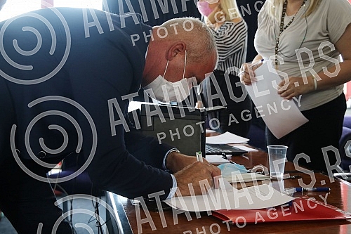 Public opening of bids for the purchase of BIP brewery.Javno otvaranje ponuda za kupovinu pivare BIP.