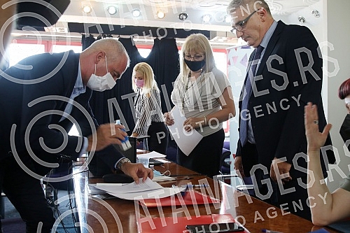 Public opening of bids for the purchase of BIP brewery.Javno otvaranje ponuda za kupovinu pivare BIP.