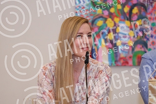 A press conference was organized on behalf of the 100th performance of the musical Poor People on the stage of the Madlenianum at the Belle Etage, the Opera and the Madlenianum Theater in Zemun.U ime 100-tog izvodjenja mjuzikla Jadnici na sceni Mad