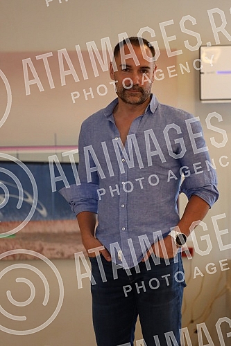 A press conference was organized on behalf of the 100th performance of the musical Poor People on the stage of the Madlenianum at the Belle Etage, the Opera and the Madlenianum Theater in Zemun.U ime 100-tog izvodjenja mjuzikla Jadnici na sceni Mad