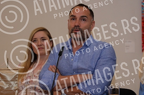 A press conference was organized on behalf of the 100th performance of the musical Poor People on the stage of the Madlenianum at the Belle Etage, the Opera and the Madlenianum Theater in Zemun.U ime 100-tog izvodjenja mjuzikla Jadnici na sceni Mad