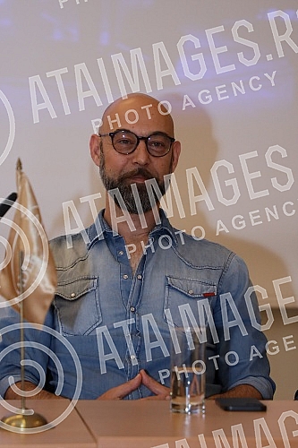 A press conference was organized on behalf of the 100th performance of the musical Poor People on the stage of the Madlenianum at the Belle Etage, the Opera and the Madlenianum Theater in Zemun.U ime 100-tog izvodjenja mjuzikla Jadnici na sceni Mad