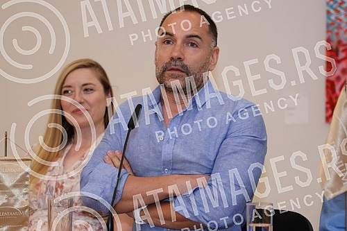 A press conference was organized on behalf of the 100th performance of the musical Poor People on the stage of the Madlenianum at the Belle Etage, the Opera and the Madlenianum Theater in Zemun.U ime 100-tog izvodjenja mjuzikla Jadnici na sceni Mad