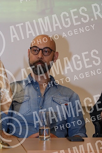 A press conference was organized on behalf of the 100th performance of the musical Poor People on the stage of the Madlenianum at the Belle Etage, the Opera and the Madlenianum Theater in Zemun.U ime 100-tog izvodjenja mjuzikla Jadnici na sceni Mad