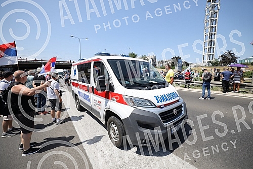 Workers of Kragujevac's Fiat blocked the highway near the Sava Center in Belgrade, as they announced because even after several rounds of negotiations they did not reach a solution with the Government of Serbia and the company on guarantees that ther