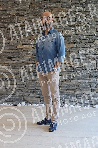 A press conference was organized on behalf of the 100th performance of the musical Poor People on the stage of the Madlenianum at the Belle Etage, the Opera and the Madlenianum Theater in Zemun.U ime 100-tog izvodjenja mjuzikla Jadnici na sceni Mad