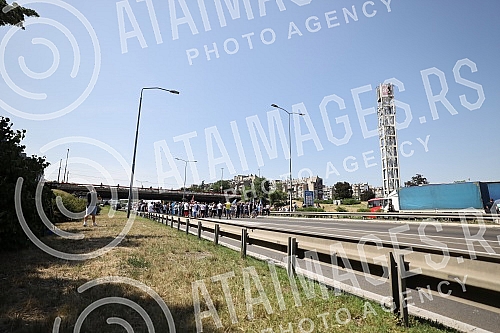 Workers of Kragujevac's Fiat blocked the highway near the Sava Center in Belgrade, as they announced because even after several rounds of negotiations they did not reach a solution with the Government of Serbia and the company on guarantees that ther