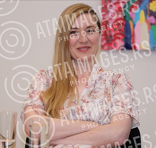 A press conference was organized on behalf of the 100th performance of the musical Poor People on the stage of the Madlenianum at the Belle Etage, the Opera and the Madlenianum Theater in Zemun.U ime 100-tog izvodjenja mjuzikla Jadnici na sceni Mad