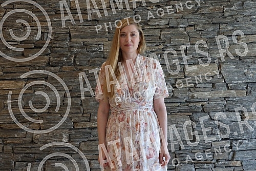 A press conference was organized on behalf of the 100th performance of the musical Poor People on the stage of the Madlenianum at the Belle Etage, the Opera and the Madlenianum Theater in Zemun.U ime 100-tog izvodjenja mjuzikla Jadnici na sceni Mad