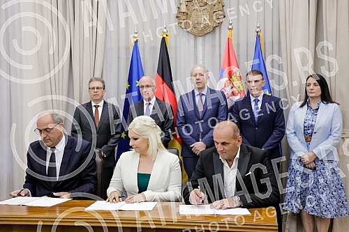 Deputy Prime Minister and Minister of Mining and Energy, Zorana Mihajlovic, signed an agreement on the construction of a new biomass heating plant in Majdanpek.Potpredsednica Vlade i ministarka rudarstva i energetike, Zorana Mihajlovic potpisala je