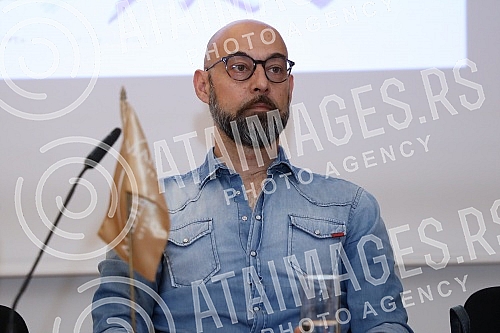 A press conference was organized on behalf of the 100th performance of the musical Poor People on the stage of the Madlenianum at the Belle Etage, the Opera and the Madlenianum Theater in Zemun.U ime 100-tog izvodjenja mjuzikla Jadnici na sceni Mad