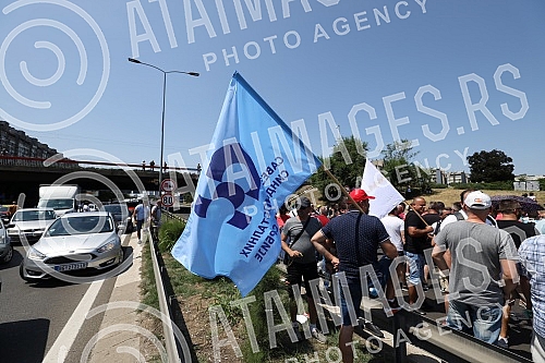 Workers of Kragujevac's Fiat blocked the highway near the Sava Center in Belgrade, as they announced because even after several rounds of negotiations they did not reach a solution with the Government of Serbia and the company on guarantees that ther