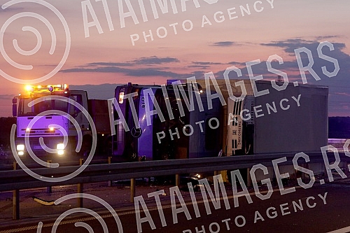 On the bypass around Belgrade, 3 km from the Surcin loop towards the Milos Veliki highway near the Obrenovac exit, a serious traffic accident occurred in which a truck and a car with Swiss license plates were involved, one person was killed and two w