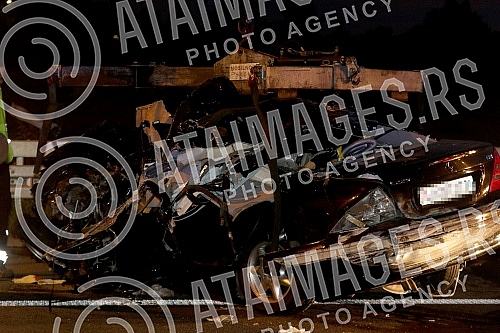 On the bypass around Belgrade, 3 km from the Surcin loop towards the Milos Veliki highway near the Obrenovac exit, a serious traffic accident occurred in which a truck and a car with Swiss license plates were involved, one person was killed and two w