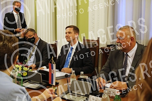 Meeting of the delegation from Slovenia with members of the parliamentary committees for foreign affairs and European integration. Sastanak delegacije iz Slovenije sa clanovima skupstinskih odbora za spoljne poslove i za evropske integracije.