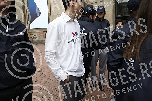 Supporters of the Serbian People's Party in front of the Kombank Hall, where the solemn session of the Main Board of the Serbian People's Party is being held.Pristalice Srpske narodne partije ispred Kombank dvorane gde se odrzava  svecane sednica G