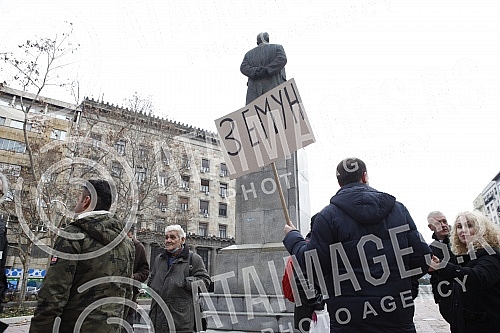 Supporters of the Serbian People's Party in front of the Kombank Hall, where the solemn session of the Main Board of the Serbian People's Party is being held.Pristalice Srpske narodne partije ispred Kombank dvorane gde se odrzava  svecane sednica G