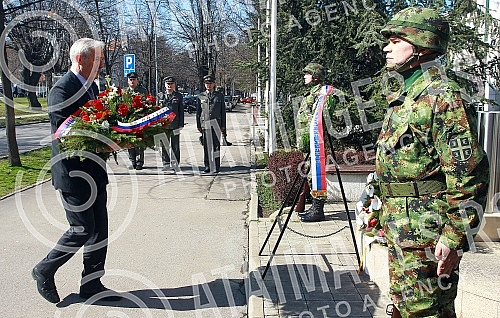 Representatives of the Serbian Army and the Socialist Company of Serbia laid wreaths on the occasion of the 23rd anniversary of the NATO aggression, at the monument to the fallen soldiers of the Guard and the patients of the Dragisa Misovic Hospital.