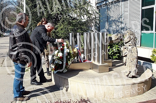 On the occasion of the 23rd anniversary of the NATO aggression, the presidential candidate of the United for Victory Coalition of Serbia, Zdravko Ponos, laid a wreath at the monument to the fallen soldiers of the Guard and the patients of the Dragisa