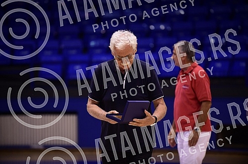 The Dusan Ivkovic Belgrade basketball clinic was held in the Ranko Zeravica hall, and on that occasion, prizes were awarded to the most experienced coaches and basketball workers.U hali Ranko Zeravica odrzana je Beogradska kosarkaska klinika Dusan 