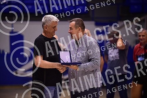 The Dusan Ivkovic Belgrade basketball clinic was held in the Ranko Zeravica hall, and on that occasion, prizes were awarded to the most experienced coaches and basketball workers.U hali Ranko Zeravica odrzana je Beogradska kosarkaska klinika Dusan 