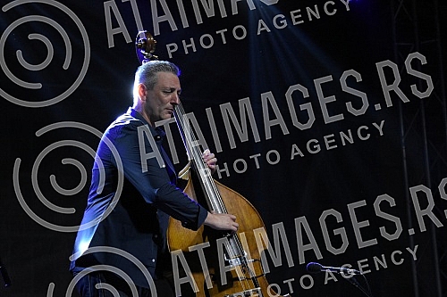 Nenad Vasilic, Serbian double bassist and composer, born in Nis, currently lives and works in Vienna, very important in the sphere of jazz and world music, performed with his trio in Banovina.Nenad Vasilic, srpski kontrabasista i kompozitor, rodjen