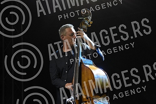 Nenad Vasilic, Serbian double bassist and composer, born in Nis, currently lives and works in Vienna, very important in the sphere of jazz and world music, performed with his trio in Banovina.Nenad Vasilic, srpski kontrabasista i kompozitor, rodjen