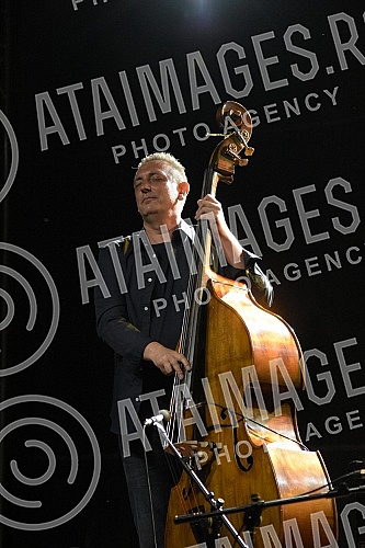 Nenad Vasilic, Serbian double bassist and composer, born in Nis, currently lives and works in Vienna, very important in the sphere of jazz and world music, performed with his trio in Banovina.Nenad Vasilic, srpski kontrabasista i kompozitor, rodjen