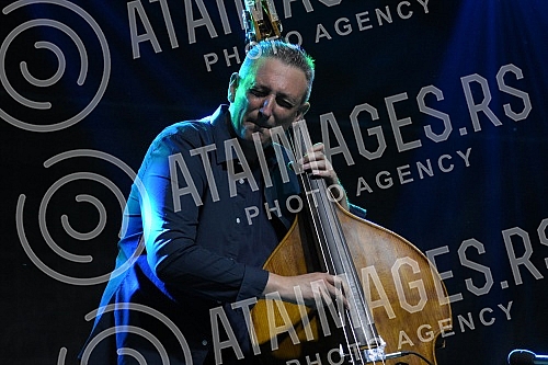 Nenad Vasilic, Serbian double bassist and composer, born in Nis, currently lives and works in Vienna, very important in the sphere of jazz and world music, performed with his trio in Banovina.Nenad Vasilic, srpski kontrabasista i kompozitor, rodjen