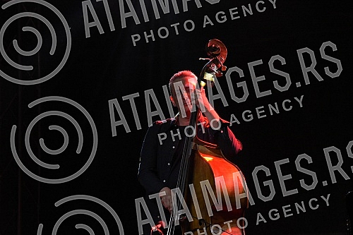 Nenad Vasilic, Serbian double bassist and composer, born in Nis, currently lives and works in Vienna, very important in the sphere of jazz and world music, performed with his trio in Banovina.Nenad Vasilic, srpski kontrabasista i kompozitor, rodjen