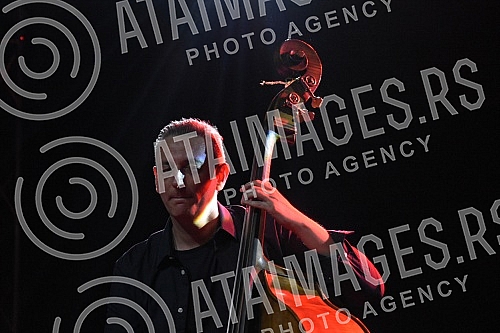 Nenad Vasilic, Serbian double bassist and composer, born in Nis, currently lives and works in Vienna, very important in the sphere of jazz and world music, performed with his trio in Banovina.Nenad Vasilic, srpski kontrabasista i kompozitor, rodjen