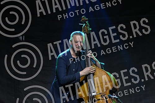 Nenad Vasilic, Serbian double bassist and composer, born in Nis, currently lives and works in Vienna, very important in the sphere of jazz and world music, performed with his trio in Banovina.Nenad Vasilic, srpski kontrabasista i kompozitor, rodjen