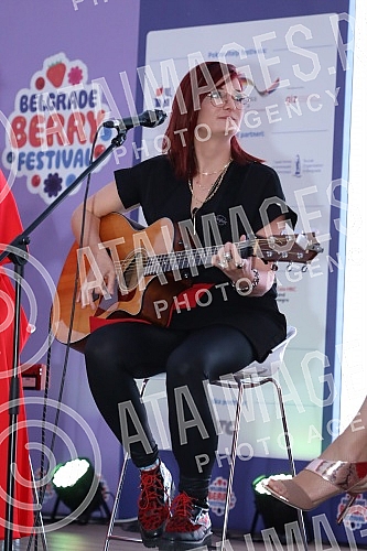 The performance of the group Frajle is part of Berry Fest, the first festival of strawberry fruit in Belgrade.Nastup grupe Frajle su sklopu Berry festa, prvog festivala jagodastog voca u Beogradu.