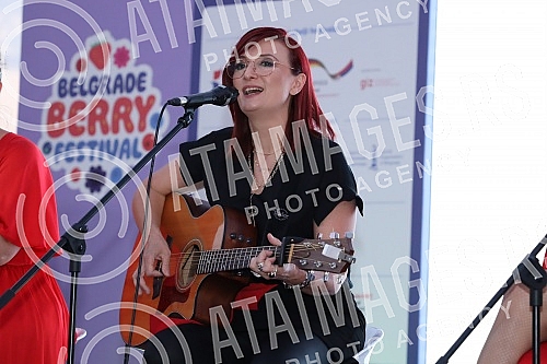 The performance of the group Frajle is part of Berry Fest, the first festival of strawberry fruit in Belgrade.Nastup grupe Frajle su sklopu Berry festa, prvog festivala jagodastog voca u Beogradu.