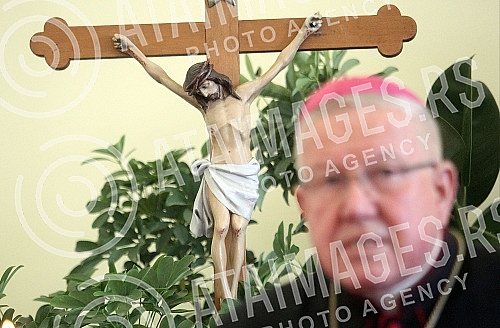 The press conference of the Archbishop of Belgrade, Stanislav Hocevar, was held in the Hall of the Parish of Christ the King, at which he presented the Easter message.U Dvorani parohije Krista Kralja odrzana je konferencija za novinare beogradskog n