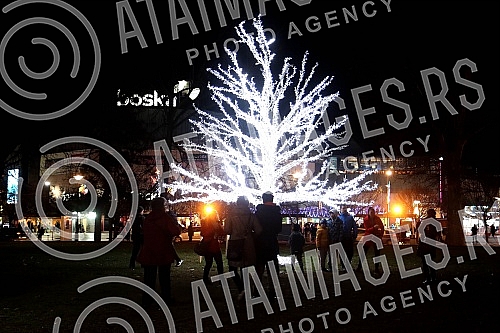 The Banja Luka Winter 2021/2022 event is being held in Petar Kocic Park, and over 100,000 lamps and lanterns have lit up Banja Luka this winter.Manifestacija Banjalucka zima 2021/2022 odrzava se u parku Petar Kocic, a Banjaluku je ove zime osvetlelo 