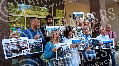 Press conference of the president of the United committee group, Mile Popovic, on the issue of the proximity of betting shops and casinos to schools in Belgrade. it was held in front of the Belgrade City Assembly building.Konferencija za medije pre