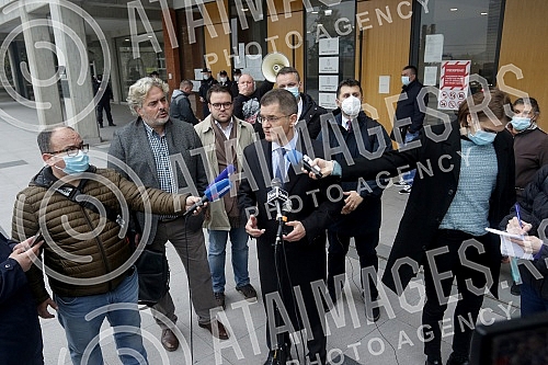 A hearing was held in the High Court for the trial of the lawsuit filed against the President of Serbia, Aleksandar Vucic, by the President of the People's party, Vuk Jeremic, who then addressed the press.U Visem sudu odrzano je rociste za sudjenje