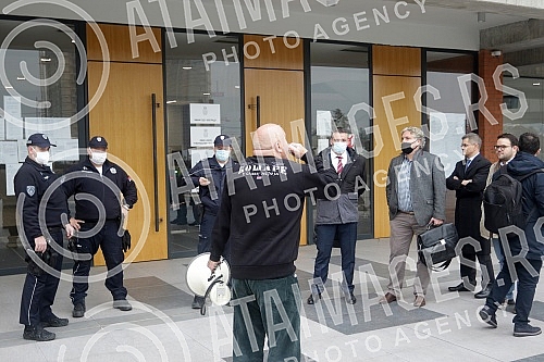 A hearing was held in the High Court for the trial of the lawsuit filed against the President of Serbia, Aleksandar Vucic, by the President of the People's party, Vuk Jeremic, who then addressed the press.U Visem sudu odrzano je rociste za sudjenje